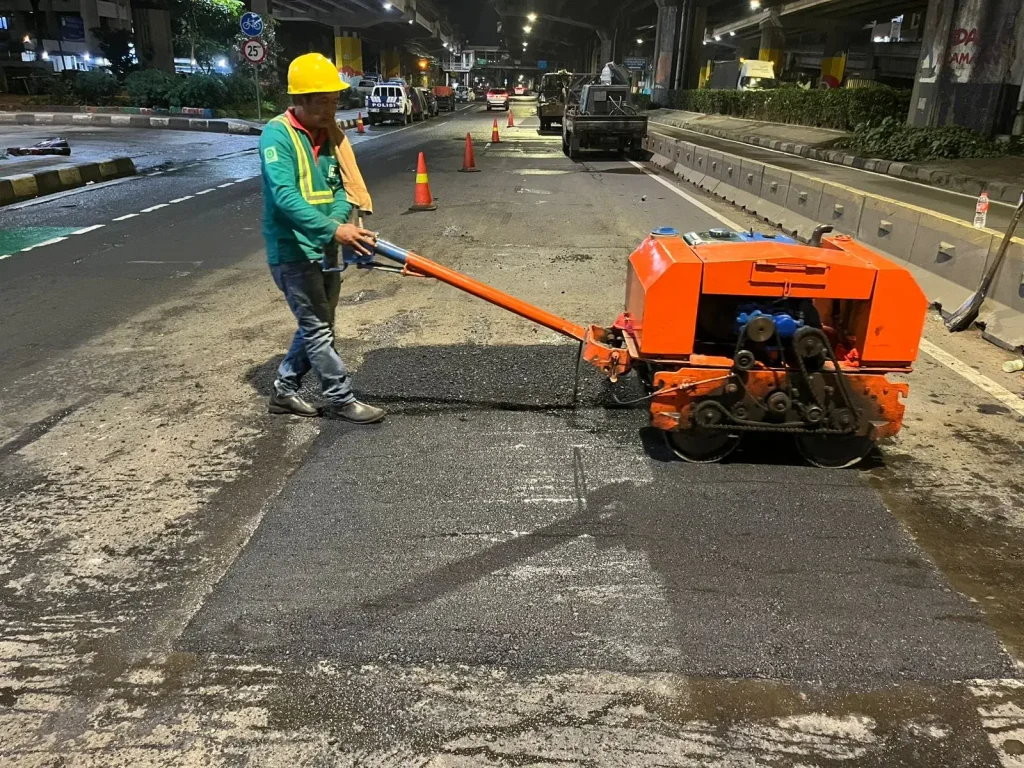 Jalan Berlubang Bantar Gebang (2)