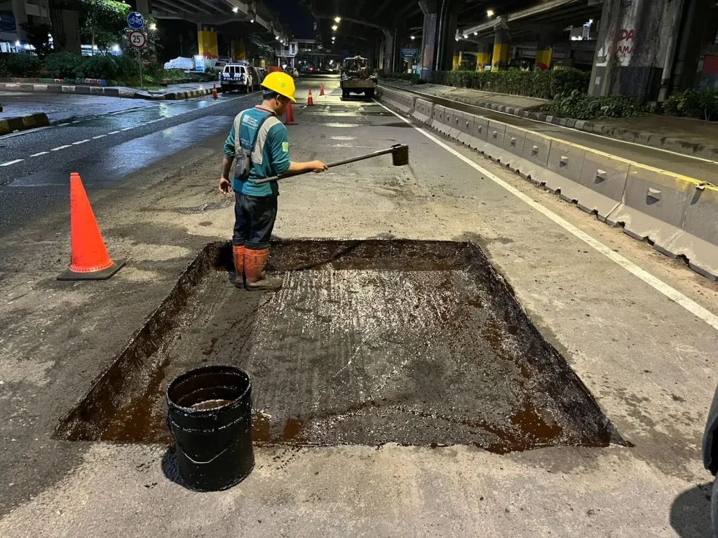 Tambal Jalan Pondok Gede