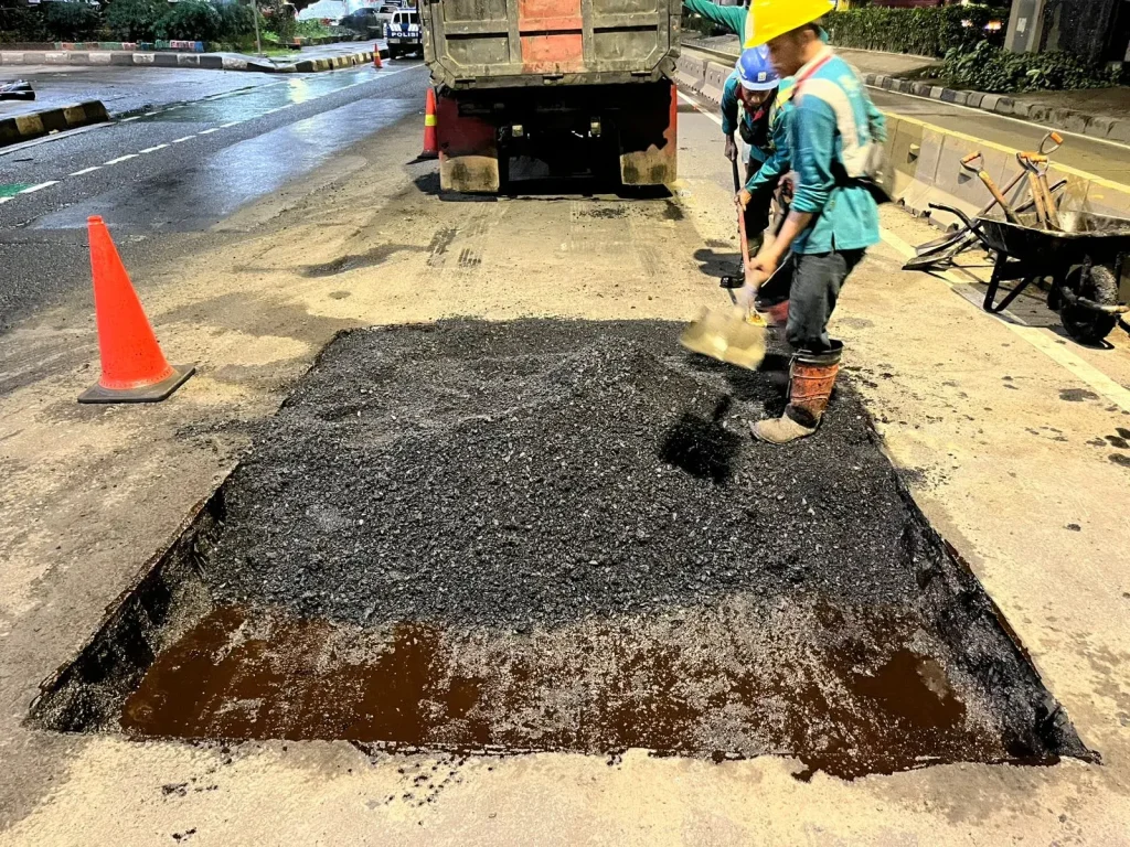 Tambal Jalan Pondok Gede