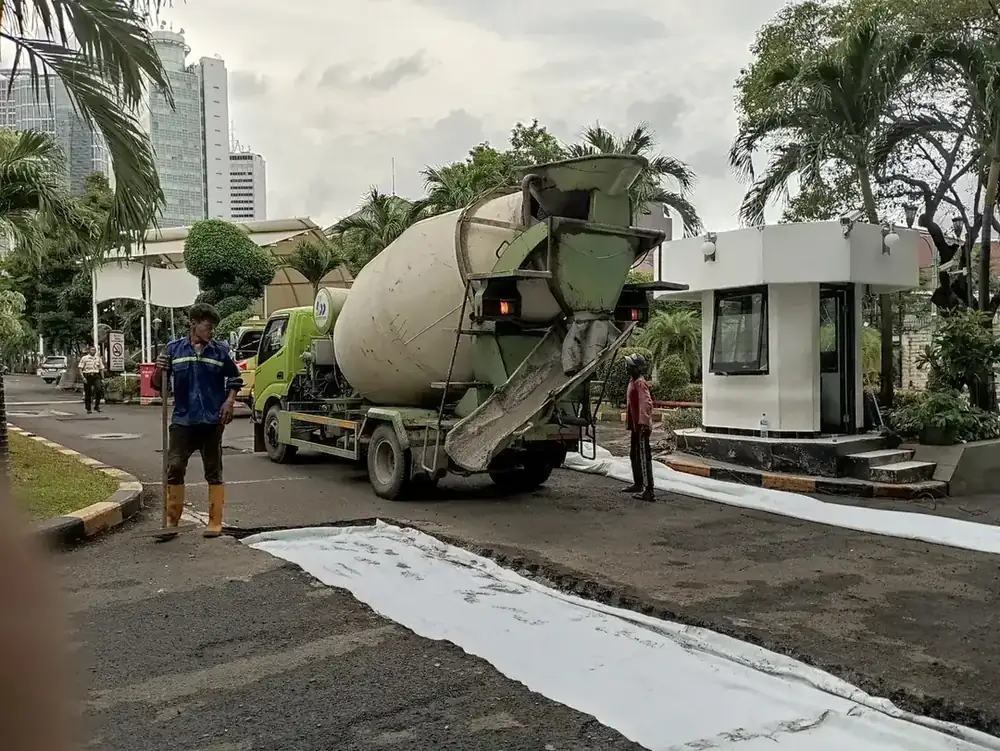 Durasi dan Waktu Pekerjaan Pengaspalan Jalan Menggunakan Mesin Asphalt Finisher Cepat dan Rata