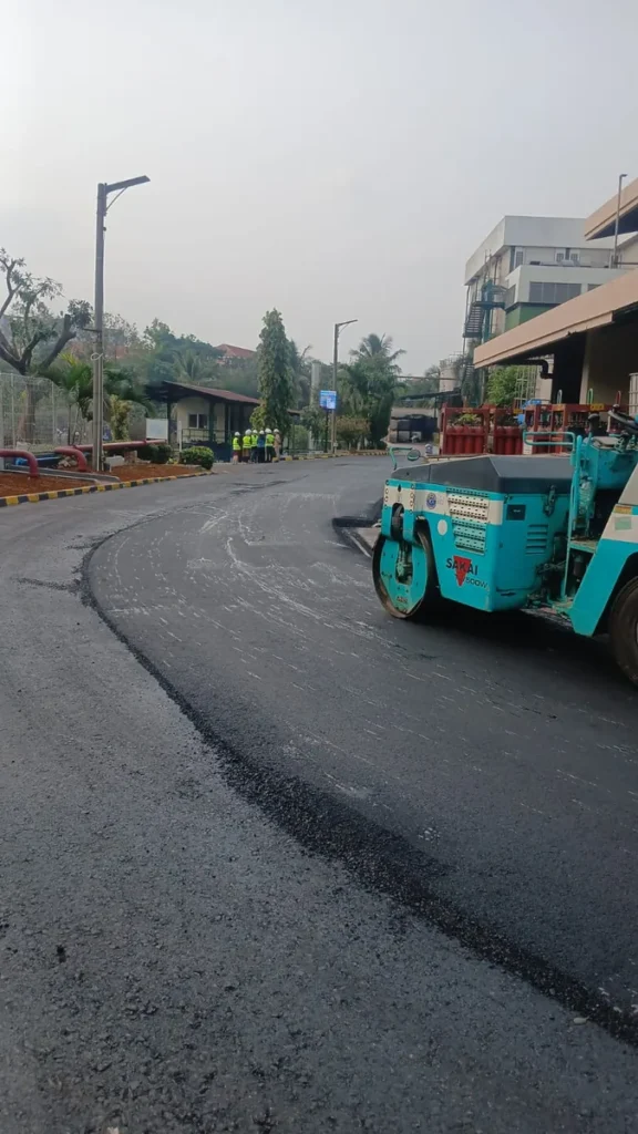 Pekerjaan Aspal Jalan Lingkungan RT RW Bekasi dengan Pemadat Roller Halus dan Rapi