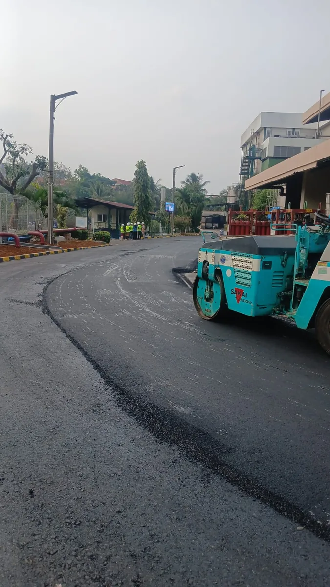 Pekerjaan Aspal Jalan Lingkungan RT RW Bekasi dengan Pemadat Roller Halus dan Rapi