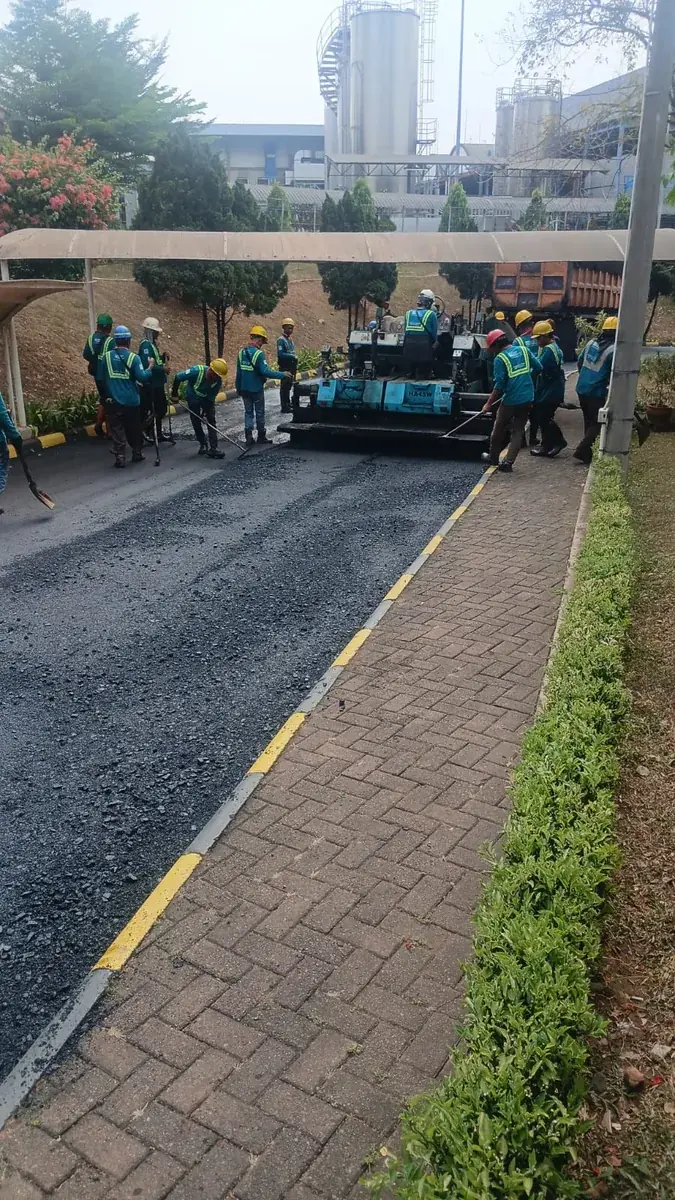 Pengaspalan Jalan Swadaya Warga Mustika Jaya Bekasi Berbatasan dengan Saluran Drainase