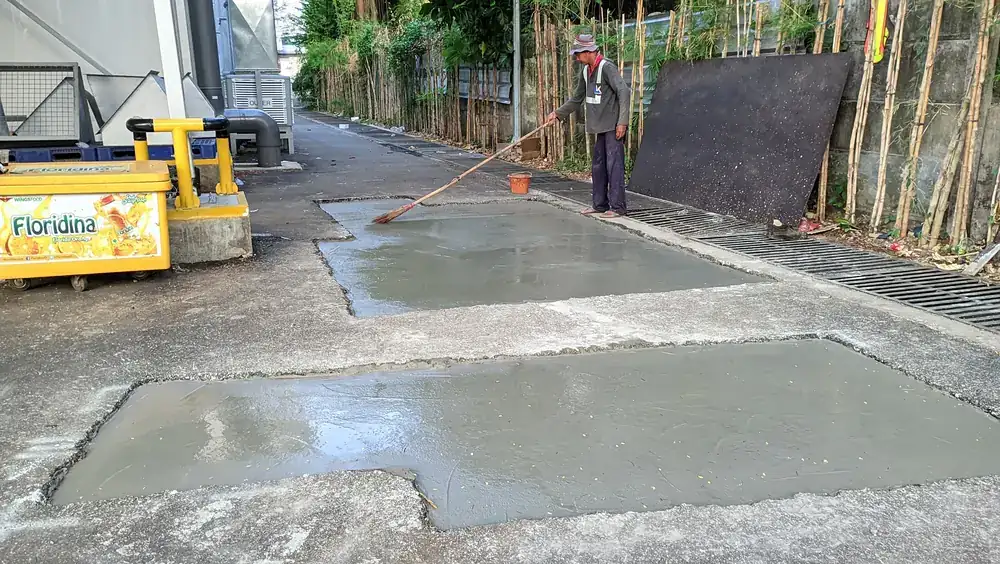 Penghamparan Aspal Hotmix Mesin Finisher di Babelan Menghasilkan Ketebalan Padat Presisi
