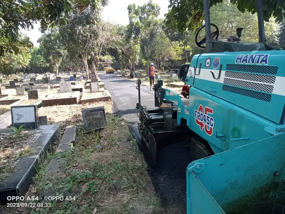Penghamparan Aspal Hotmix Presisi Menggunakan Asphalt Finisher Mekanis di Setu Bekasi
