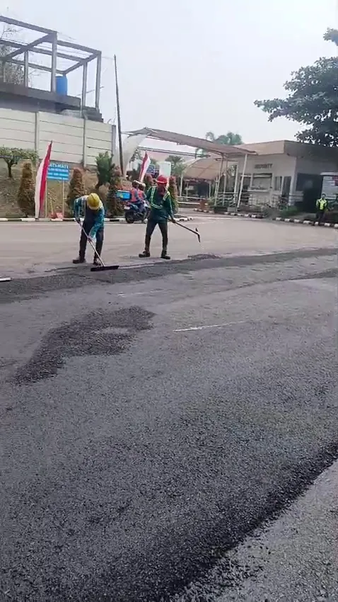 Jasa Aspal Hotmix Bekasi - Perataan Manual Screeding Aspal Panas