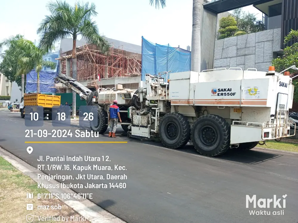 Pembersihan Badan Jalan Menggunakan Air Compressor Sebelum Penghamparan Aspal Hotmix Setu Bekasi