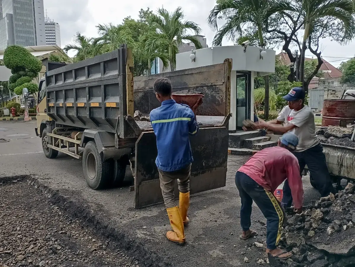 Pekerjaan Pengaspalan Jalan Komplek Perumahan Cluster Bekasi di Dekat Pos Keamanan Gerbang