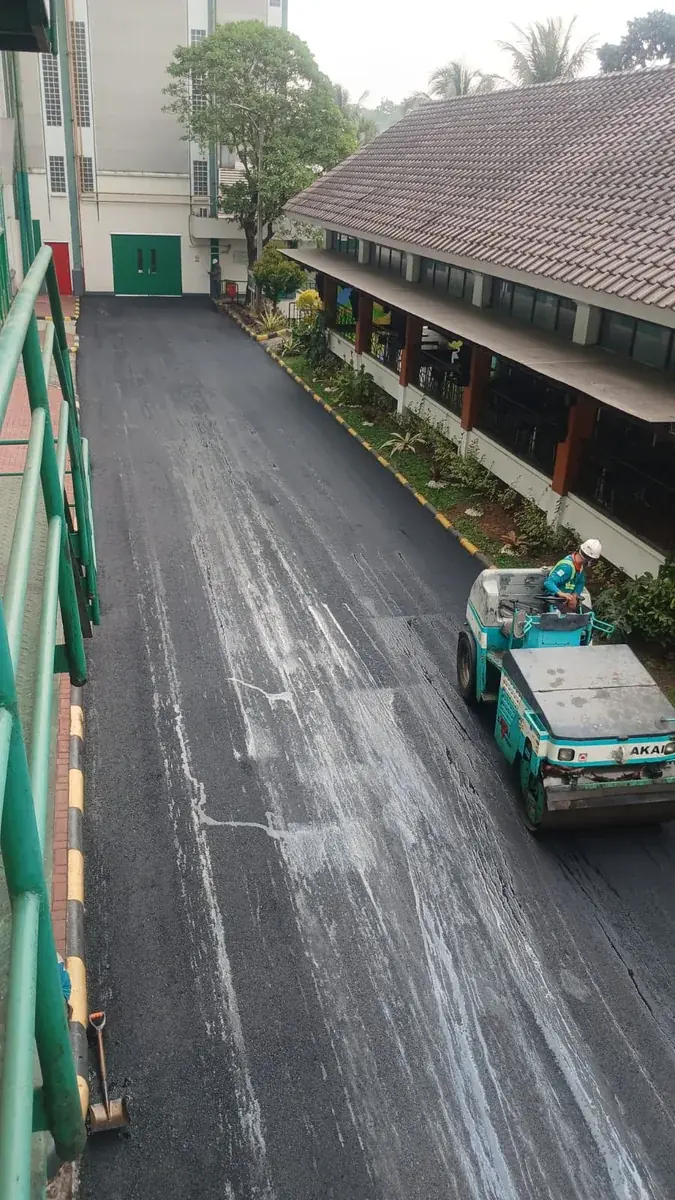 Pemadatan Aspal Sand Sheet Halus Ramah Warga di Lingkungan Cluster Grand Galaxy City Bekasi