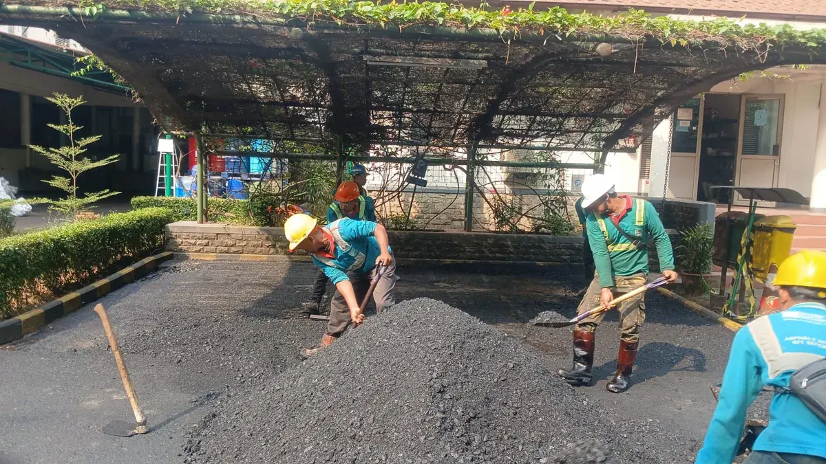 Perataan Aspal Hotmix Halaman dan Akses Komplek Pemukiman Summarecon Bekasi Rapi Bergaransi