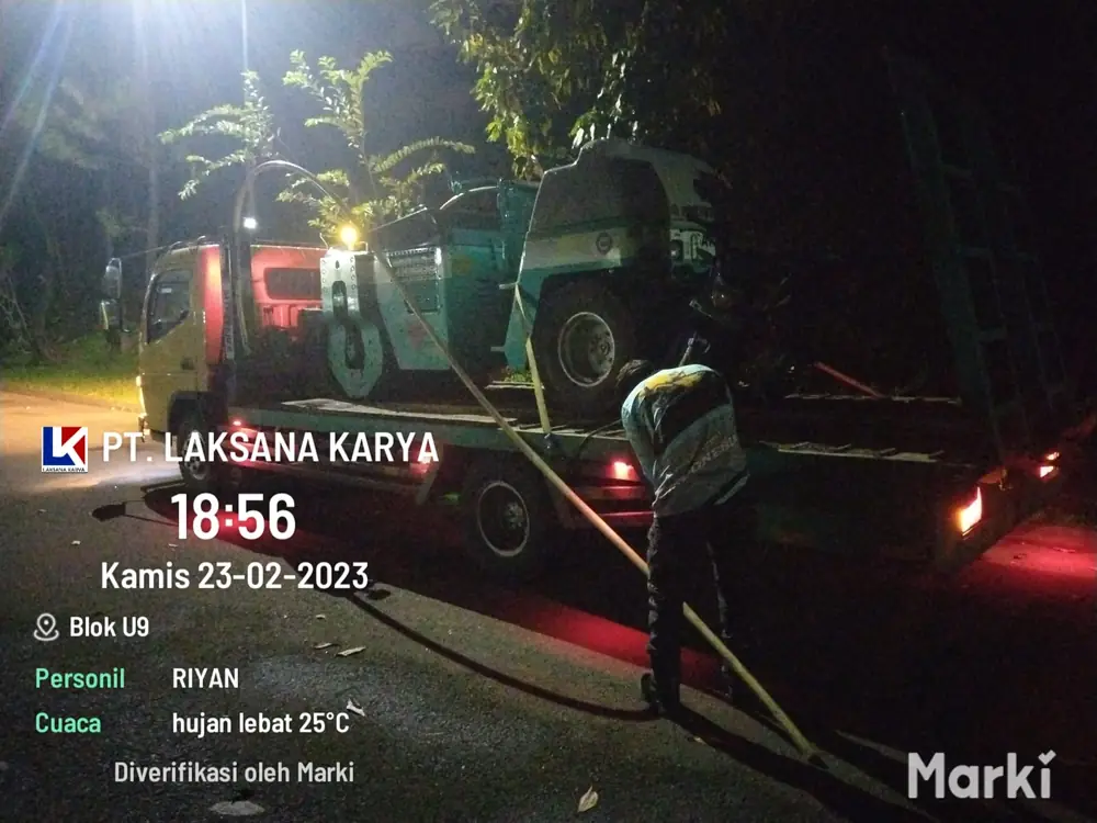 Pekerjaan Pemadatan Jalan Aspal di Setu Bekasi Menggunakan Tandem Roller Kuli Aspal