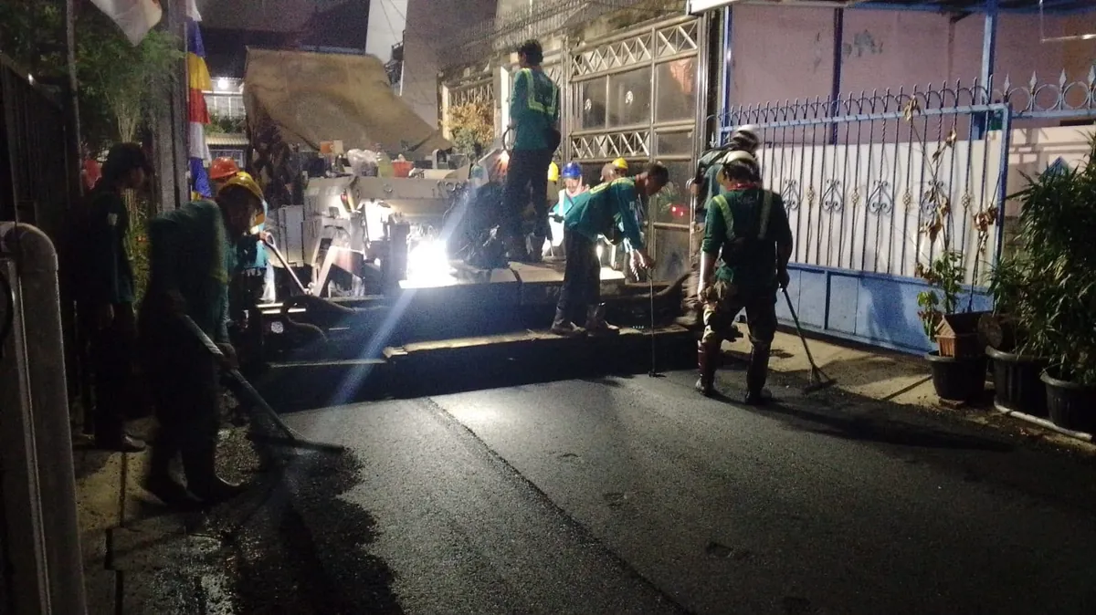 Kontraktor Jalan Bekasi - Pengaspalan Malam Hari Jalan Lingkungan
