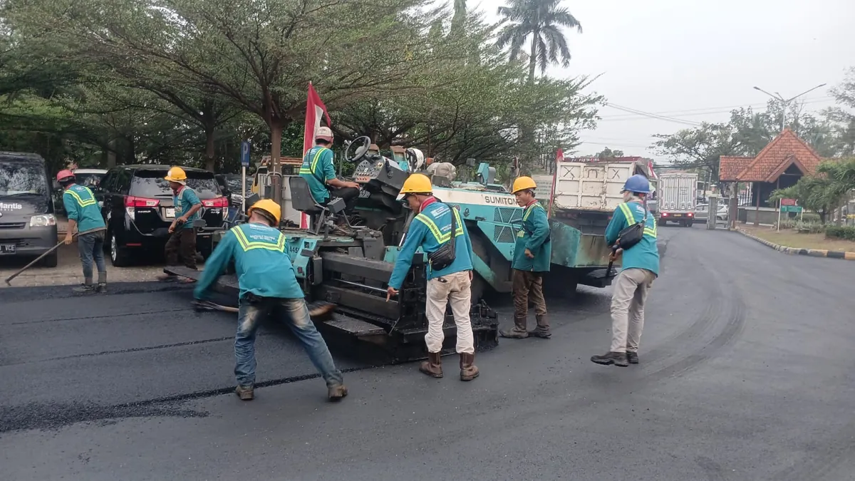 Kontraktor Pengaspalan Bekasi - Alat Berat Finisher & Tim Kerja Kontraktor Pengaspalan Bekasi - Alat Berat Finisher & Tim Kerja