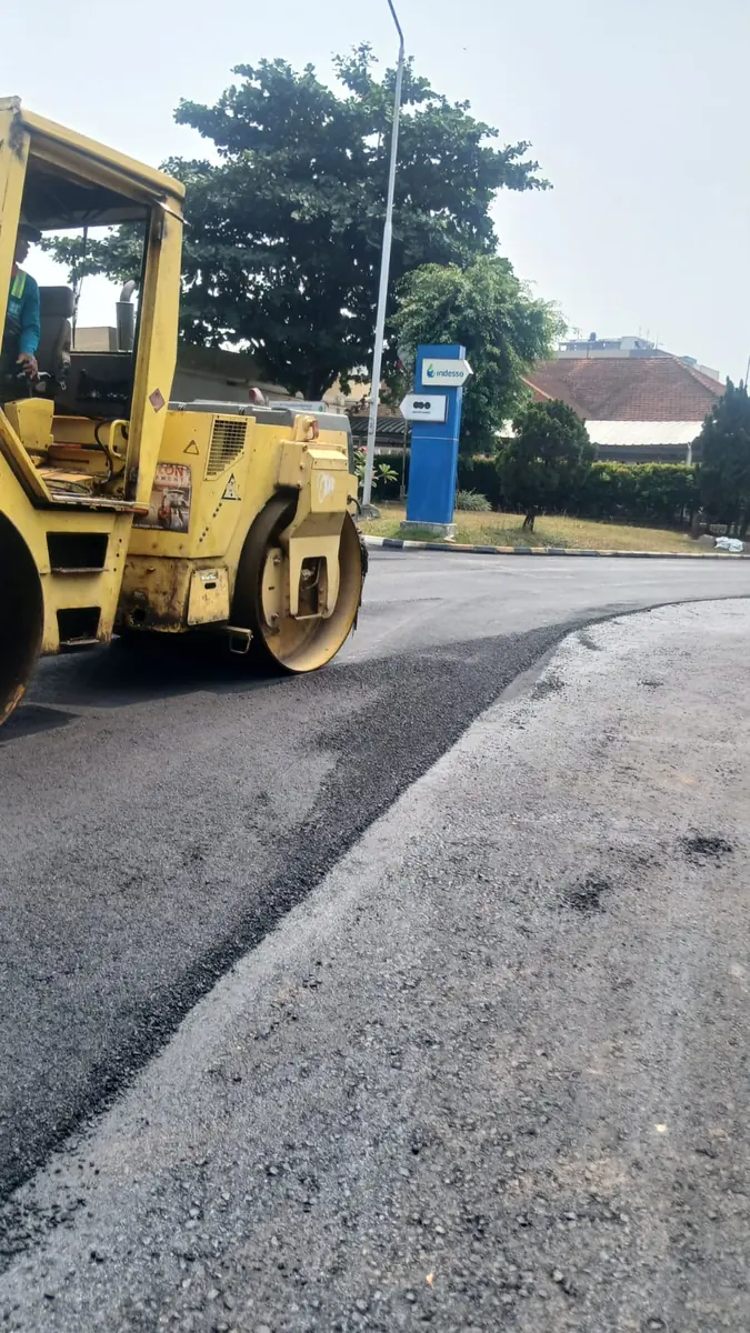 Kontraktor Pengaspalan Bekasi - Penebaran Material Aspal Hotmix Kontraktor Pengaspalan Bekasi - Penebaran Material Aspal Hotmix