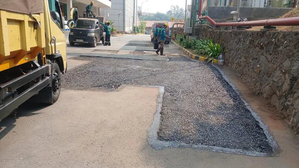 Hasil Finishing Pekerjaan Pengaspalan Hotmix Kontraktor Cikarang Bebas Gelombang dan Tahan Genangan