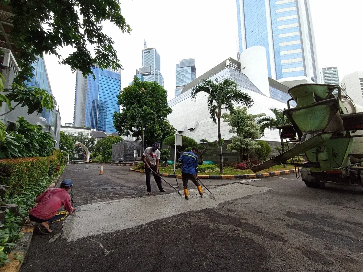 Pengaspalan Area Parkir Ruko Bekasi 1 Pengecoran Dasar dan Pengaspalan Pelataran Parkir Sentra Bisnis Ruko Ahmad Yani Bekasi
