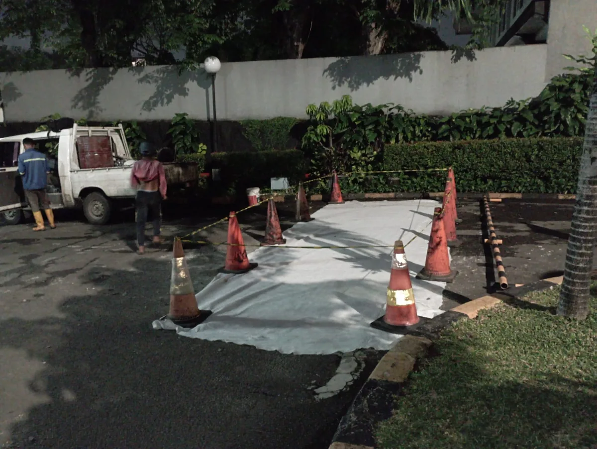Pengaspalan Area Parkir Ruko Bekasi 2 Pekerjaan Pengaspalan Area Parkir Ruko Bekasi Shift Malam Tidak Mengganggu Jam Buka Usaha