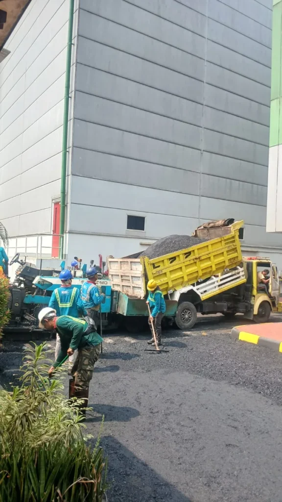 Pengaspalan Jalan Kawasan Industri Bekasi dengan Asphalt Finisher dan Dump Truck Hotmix