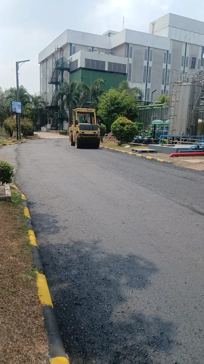 Pemadatan Aspal Hotmix Heavy Duty di Kawasan Industri Narogong Bekasi dengan Tandem Roller