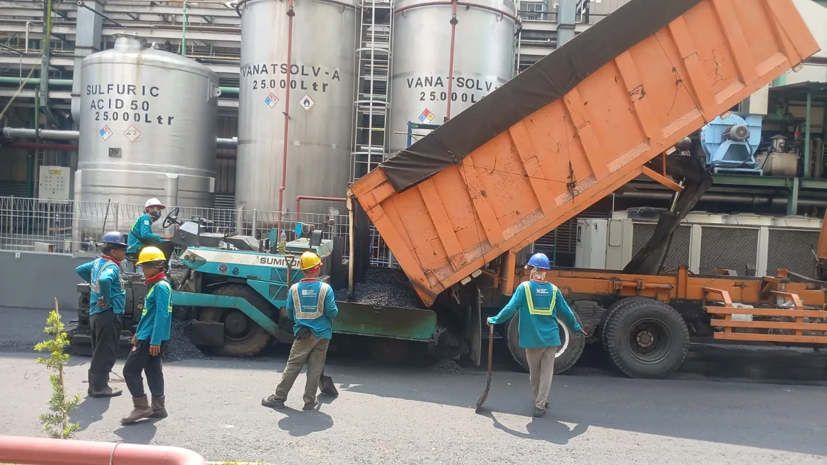Penghamparan Aspal Hotmix AC-BC dan AC-WC di Area Pabrik Bekasi Tahan Beban Tronton Kontainer