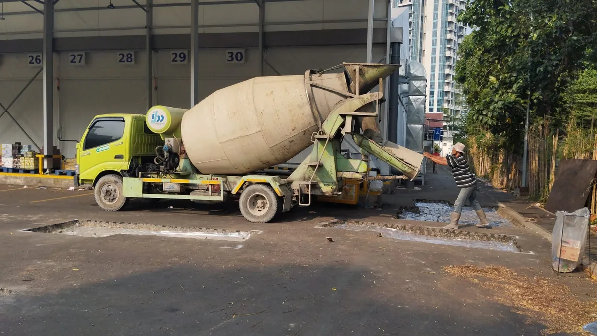 Pengaspalan Loading Dock Gudang Bekasi 1 Perbaikan dan Pengaspalan Pelataran Loading Dock Gudang Logistik Bekasi Tahan Manuver Forklift