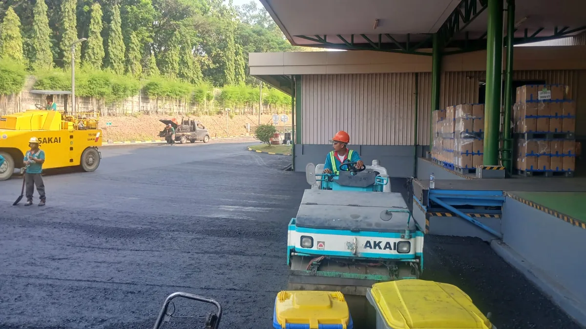 Pengaspalan Loading Dock Gudang Bekasi 2 Pemadatan Aspal Hotmix Area Pergudangan dan Loading Bay Cikiwul Bekasi dengan Baby Roller