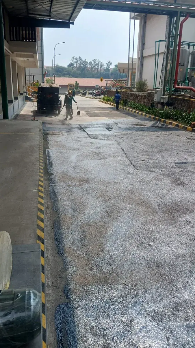 Pengaspalan Loading Dock Gudang Bekasi 3 Penyemprotan Lem Aspal Tack Coat Sebelum Penghamparan Hotmix di Area Gudang Distribusi Bekasi