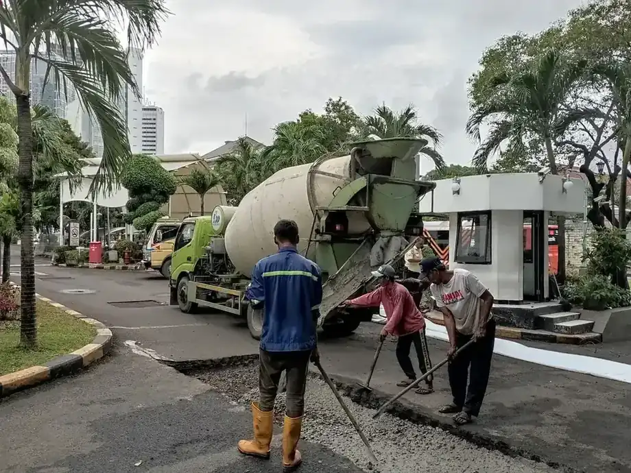 Pekerjaan Pemadatan Jalan Aspal Sepanjang 1 Km dengan Tandem Roller Kuli Aspal